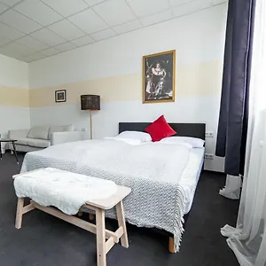 Full House - Shared Bath&kitchen Aparthotel